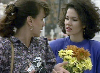 Raquel y Ángela a la tumba