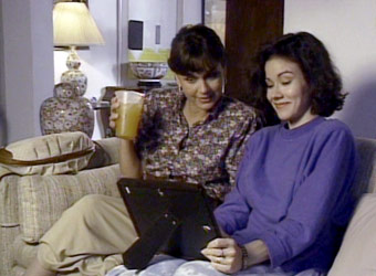 Raquel y Ángela con un foto